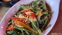 Meskipun hanya warung kaki lima, tetapi menu-menunya terkenal enak. Pilihan menunya juga beragam, mulai dari ikan, ayam, daging, dan sayur. Foto: detikcom