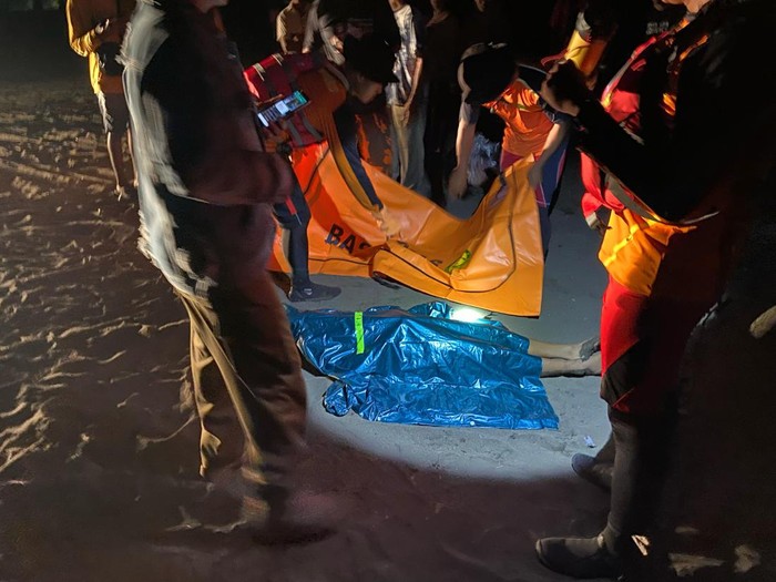 Tim SAR gabungan mengevakuasi jasad korban ABG yang tenggelam di Pantai Sidaurip, Kabupaten Cilacap, Selasa (27/2/2024) malam.
