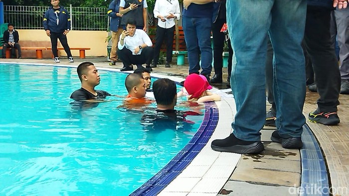 Yudha Arfandi memperagakan adegan menenggelamkan kepada Dante, anak Tamara Tyasmara.