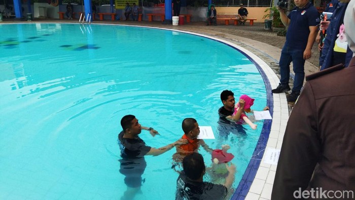 Yudha Arfandi memperagakan adegan menenggelamkan kepada Dante, anak Tamara Tyasmara di kolam renang.