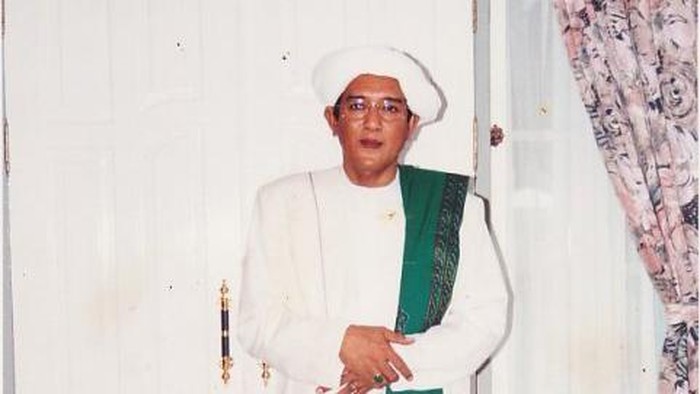Abah Guru Sekumpul berasal dari Martapura, Kalimantan Selatan