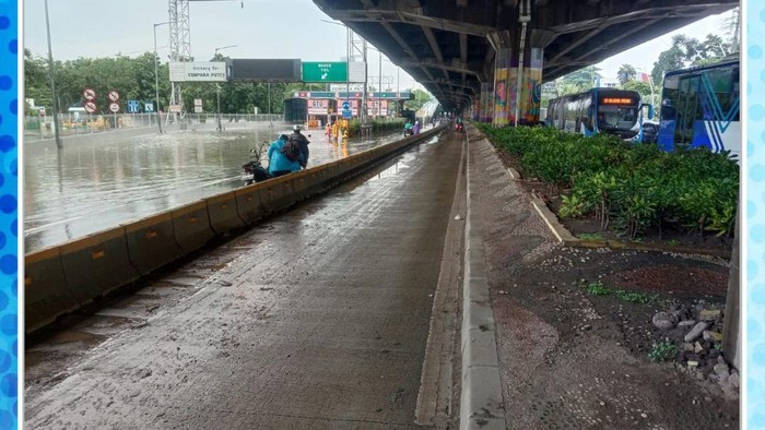 Ada Genangan, Gerbang Tol Cempaka Putih Tak Bisa Dilalui Kendaraan