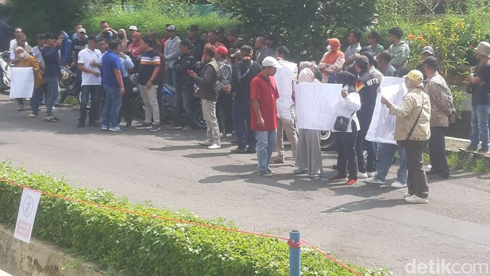 Aksi demo saat proses pleno rekapitulasi suara pemilu 2024 di Kuningan