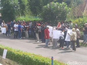 Pleno Rekapitulasi Suara di Kuningan Diwarnai Demo, Ini Tuntutan Massa