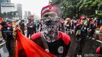Aksi Massa Buruh Demo Hujan-hujanan di Patung Kuda