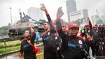 Aksi Massa Buruh Demo Hujan-hujanan di Patung Kuda