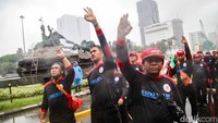 Massa buruh menggelar demo di patung kuda, Jl Medan Merdeka Barat, Jakarta Pusat, Kamis (29/2/2024). Mereka menuntut 3 hal, mulai dari meminta agar harga bahan pokok diturunkan serta mendorong pemilu bersih.