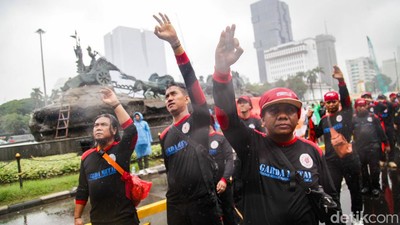 Aksi Massa Buruh Demo Hujan-hujanan di Patung Kuda