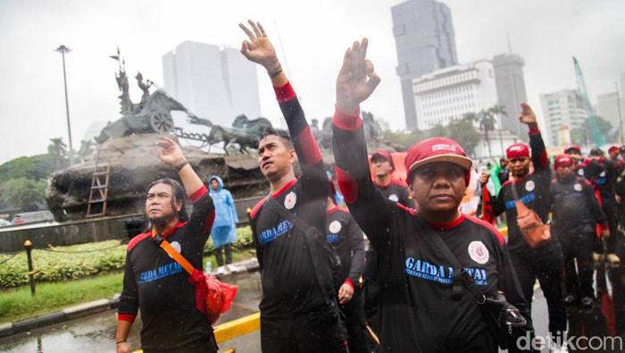Aksi Massa Buruh Demo Hujan-hujanan di Patung Kuda Massa buruh menggelar demo di patung kuda, Jl Medan Merdeka Barat, Jakarta Pusat, Kamis (29/2/2024). Mereka menuntut 3 hal, mulai dari meminta agar harga bahan pokok diturunkan serta mendorong pemilu bersih.