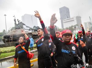 Aksi Massa Buruh Demo Hujan-hujanan di Patung Kuda