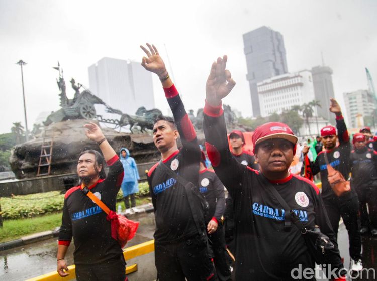 Aksi Massa Buruh Demo Hujan-hujanan di Patung Kuda