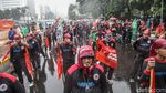 Aksi Massa Buruh Demo Hujan-hujanan di Patung Kuda