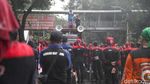 Aksi Massa Buruh Demo Hujan-hujanan di Patung Kuda