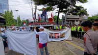 Massa langsung berorasi dan menggelar aksi damai di depan Komisi Yudisial dan badan pengawas Mahkamah Agung menyapikan aspirasinya.