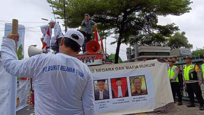 Massa dari PT Bukit Belawan Tujuh mendatangi gedung Komisi Yudisial dan badan pengawas MA menuntut keadilan atas dugaan skandal tambang emas yang merugikan negara Rp 2 trilun. Wow!