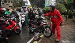 Aksi Petugas PPSU Urai Macet Akibat Banjir di Kelapa Gading