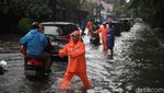 Aksi Petugas PPSU Urai Macet Akibat Banjir di Kelapa Gading