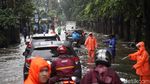 Aksi Petugas PPSU Urai Macet Akibat Banjir di Kelapa Gading