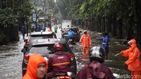 Sejumlah petugas PPSU dan SDA mengatur lalu lintas di jalan Raya Kelapa Nias, Kelapa Gading, Jakarta Utara, Kamis (29/2/2024). Kawasan itu nampak terendam banjir akibat hujan deras.