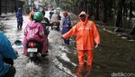 Aksi Petugas PPSU Urai Macet Akibat Banjir di Kelapa Gading