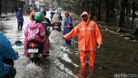 Pengendara diarahkan untuk mengambil jalan yang banjirnya tidak terlalu dalam. 