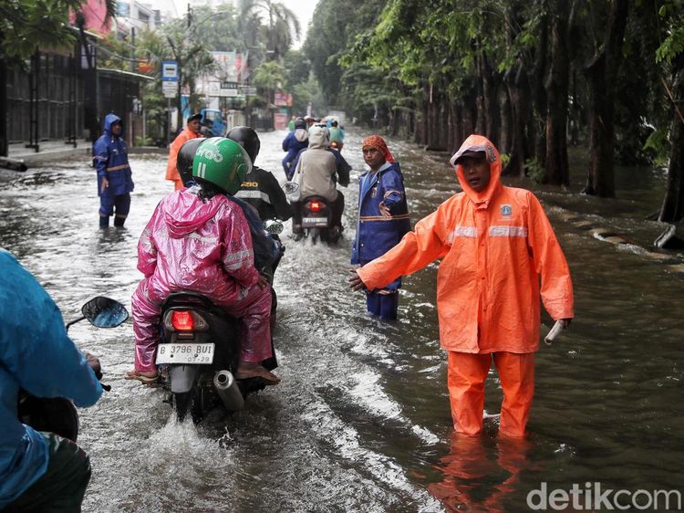 Aksi Petugas PPSU Urai Macet Akibat Banjir di Kelapa Gading