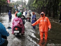 Aksi Petugas PPSU Urai Macet Akibat Banjir di Kelapa Gading