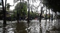 Hujan deras yang mengguyur Jakarta membuat sejumlah titik terendam banjir. BPBD menyebut terdapat enam daerah yang berpotensi berdampak banjir, yaitu Pulogadung, Kelapa Gading Timur, Kelapa Gading Barat, Kebon Bawang, Sungai Bambu, dan Sumur Batu.