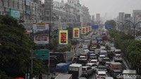 Kondisi ini terjadi pasca hujan deras yang mengguyur Jakarta sejak dini hari.  