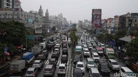 Banjir di sejumlah wilayah pun menyebabkan kemacetan panjang seperti yang terjadi di Jalan Boulevard Raya, Kelapa Gading, Jakarta Utara, Kamis (29/2/2024). (Pradita Utama/detikcom)
