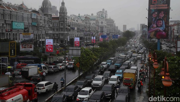 Ratusan kendaraan terjebak macet akibat  banjir di kawasan Jalan Boulevard Raya, Kelapa Gading, Jakarta Utara, Kamis (29/2/2024).