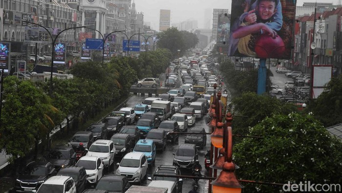 Ampun, Macet di Kelapa Gading Nggak Ada Obat! Ratusan kendaraan terjebak macet akibat banjir di kawasan Jalan Boulevard Raya, Kelapa Gading, Jakarta Utara, Kamis (29/2/2024).