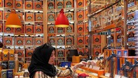 Amy juga pernah mengunjungi Bacca Coffee yang populer di Singapura. Ia tampak berpose di depan counter kopi sambil memilih jenis yang nikmat. Foto: Instagram @amy_r_qanita