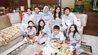 Kehangatan keluarga ini juga tampak seru saat berkumpul lebaran. Amy menyuguhkan beragam kue kering yang nikmat. Foto: Instagram @amy_r_qanita