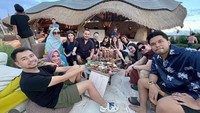 Amy Qanita juga pernah berkumpul dengan keluarga besar dan rekan selebriti lainnya. Mereka menikmati aneka hidangan di beach club milik putranya di Bali. Foto: Instagram @amy_r_qanita