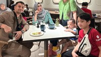 Mama Amy juga pernah membagikan momennya bersama Raffi, Nagita, dan 2 cucunya. Mereka berada di sebuah restoran untuk menikmati makanan dan minuman. Foto: Instagram @amy_r_qanita