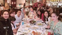 Hangatnya keluarga besar selebriti ini juga terlihat ketika makan malam bersama. Saat itu, mereka sedang merayakan ulang tahun Nisya Ahmad. Foto: Instagram @amy_r_qanita