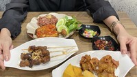 Mama Amy begitu ia kerap disapa juga kerap membagikan momennya kulineran. Salah satunya ketika menikmati hidangan khas Sunda dari Warung Nasi Raffi Ahmad di Andara. Foto: Instagram @amy_r_qanita