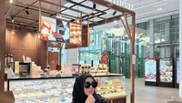 Tak hanya ke Bacca, tapi Amy juga mampir ke kafe Henri Charpentier. Kafe itu menawarkan aneka pastry dan kue. Foto: Instagram @amy_r_qanita