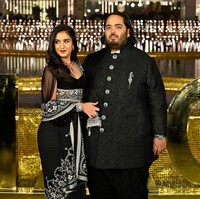 Sebelum pernikahan mewah terjadi, pasangan tersebut telah menggelar pesta pre-wedding yang berlangsung selama tiga hari. Kabarnya banyak pesohor dunia yang diundang ke pesta yang akan digelar di Jamnagar, sebuah kota di bagian barat India. Mulai dari pendiri Facebook Mark Zuckerberg, Hillary Clinton, Bill Gates hingga anggota keluarga Kerajaan Bhutan. Foto: Vijay Bate/Getty Images