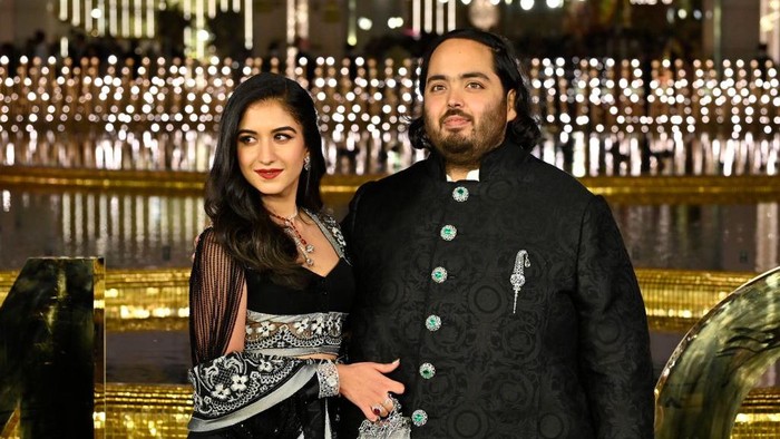 MUMBAI, INDIA - MARCH 31: Anant Ambani with Radhika Merchant during the inauguration of the Nita Mukesh Ambani Cultural Centre (NMACC), at Bandra-Kurla Complex (BKC), Bandra (East), on March 31, 2023 in Mumbai, India. Nita Ambanis dream project, which is housed within the Jio Global Centre in Bandra-Kurla Complex, aims to preserve and promote Indian arts. The event saw the presence of prominent celebrities and businessmen. (Photo by Vijay Bate/Hindustan Times via Getty Images)