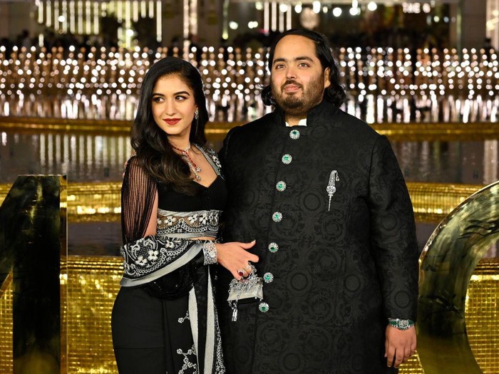 MUMBAI, INDIA - MARCH 31: Anant Ambani with Radhika Merchant during the inauguration of the Nita Mukesh Ambani Cultural Centre (NMACC), at Bandra-Kurla Complex (BKC), Bandra (East), on March 31, 2023 in Mumbai, India. Nita Ambanis dream project, which is housed within the Jio Global Centre in Bandra-Kurla Complex, aims to preserve and promote Indian arts. The event saw the presence of prominent celebrities and businessmen. (Photo by Vijay Bate/Hindustan Times via Getty Images)
