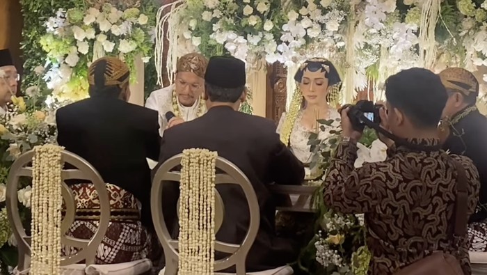 Angga Puradiredja nikahi Dewi Andarini.