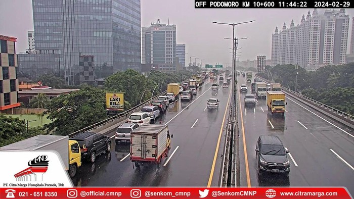 Antrean kendaraan terjadi di Tol Ir Wiyoto Wiyono tepatnya pintu keluar Kelapa Gading, Jakut, akibat padatnya lalu lintas di jalan arteri. (dok PT CMNP)