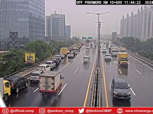 Mobil Antre Panjang di Exit Tol Kelapa Gading, Dipicu Jalan Arteri Tergenang