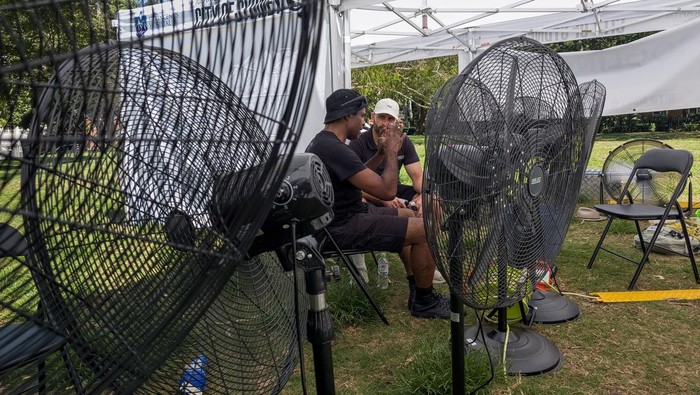 AUSTRALIA-WEATHER/HEAT-HOMELESSNESS Social housing resident, Adam Abbi, cools down with his dog Georgie in Australia's first mobile cooling hub, in Sydney, Australia, February 29, 2024. REUTERS/Cordelia Hsu