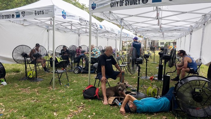 AUSTRALIA-WEATHER/HEAT-HOMELESSNESS Social housing resident, Adam Abbi, cools down with his dog Georgie in Australia's first mobile cooling hub, in Sydney, Australia, February 29, 2024. REUTERS/Cordelia Hsu