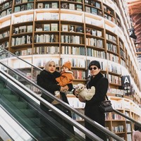 Kompak, Atta dan Aurel juga senang mengenakan pakaian berwarna senada. Tampaknya warna hitam menjadi warna favorit keduanya. Foto: Instagram: @aurelie.hermansyah/@attahalilintar