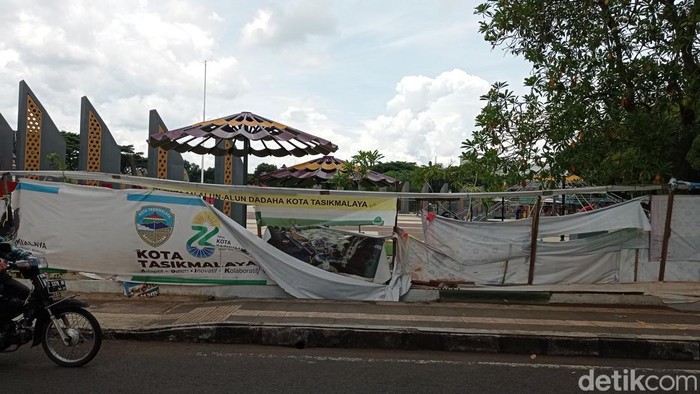 Bagian penutup Alun-alun Dadaha robek dan menjadi akses masuk masyarakat.