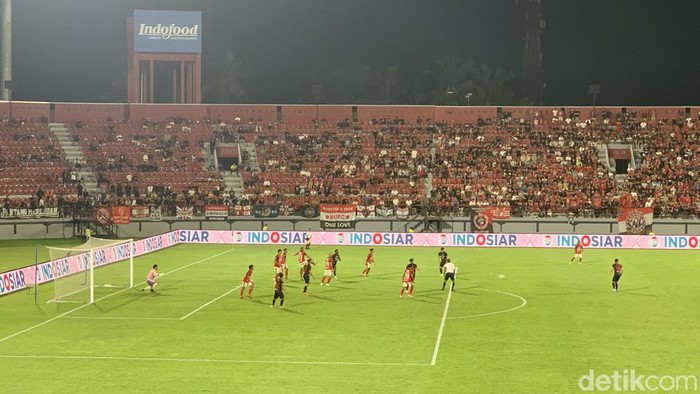 Bali United mengalahkan Persis Solo dengan skor 3-2 di Stadion Kapten I Wayan Dipta, Gianyar, Bali, pada Kamis (29/2/2024) malam. (Foto: Siti Muamalah/detikBali)